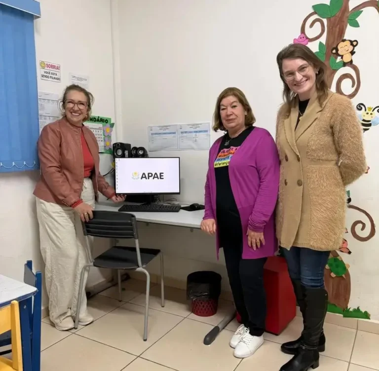 Fischer Agroindústria e Instituto Humaniza Entregam Novos Computadores à APAE de Fraiburgo, Reforçando a Inclusão Digital